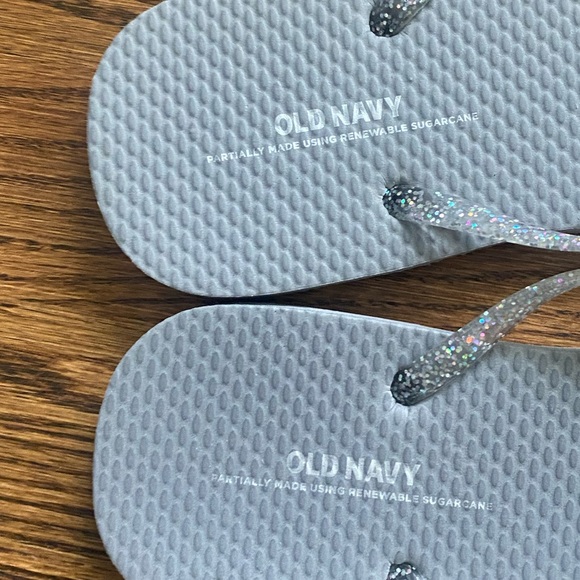 NWOT Old Navy Grey/Silver Flip Flops Size: 7-8 - Picture 2 of 3